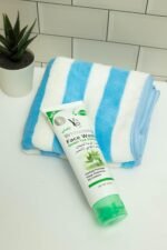 YC Whitening Face Wash for Oily Skin Enriched with Green Tea Clears Clogged Pores Exfoliates Gently YC229-100 ml - Image 3