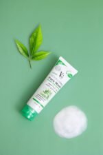 YC Whitening Face Wash for Oily Skin Enriched with Green Tea Clears Clogged Pores Exfoliates Gently YC229-100 ml - Image 2